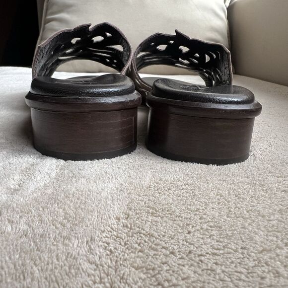 Aquatalia By Marvin K Taupe Nubuck Leather Slide Flat Sandal Women 6.5 Laser Cut - Picture 11 of 16